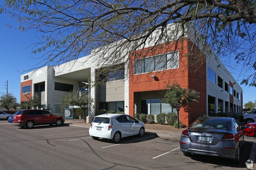 3230 E Broadway Rd, Phoenix, AZ for lease - Building Photo - Image 3 of 7
