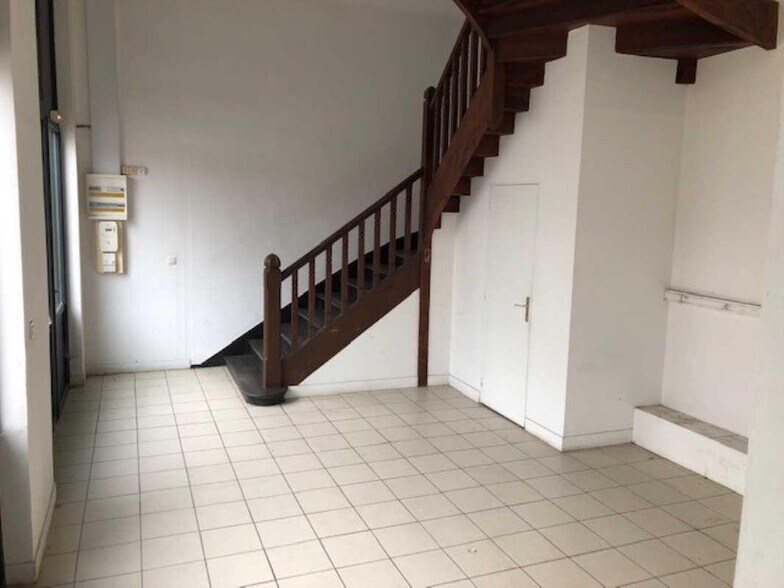 Retail in Elbeuf for lease - Interior Photo - Image 2 of 3