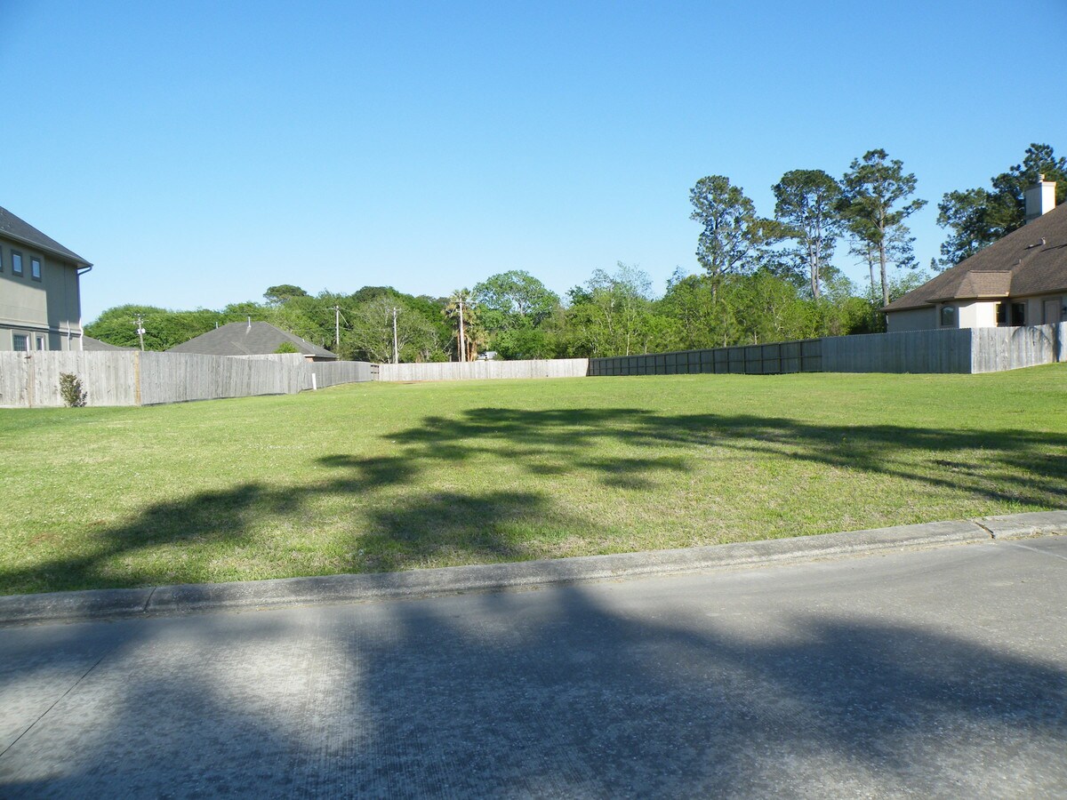 5521 Forest Cove Dr, Dickinson, TX 77539