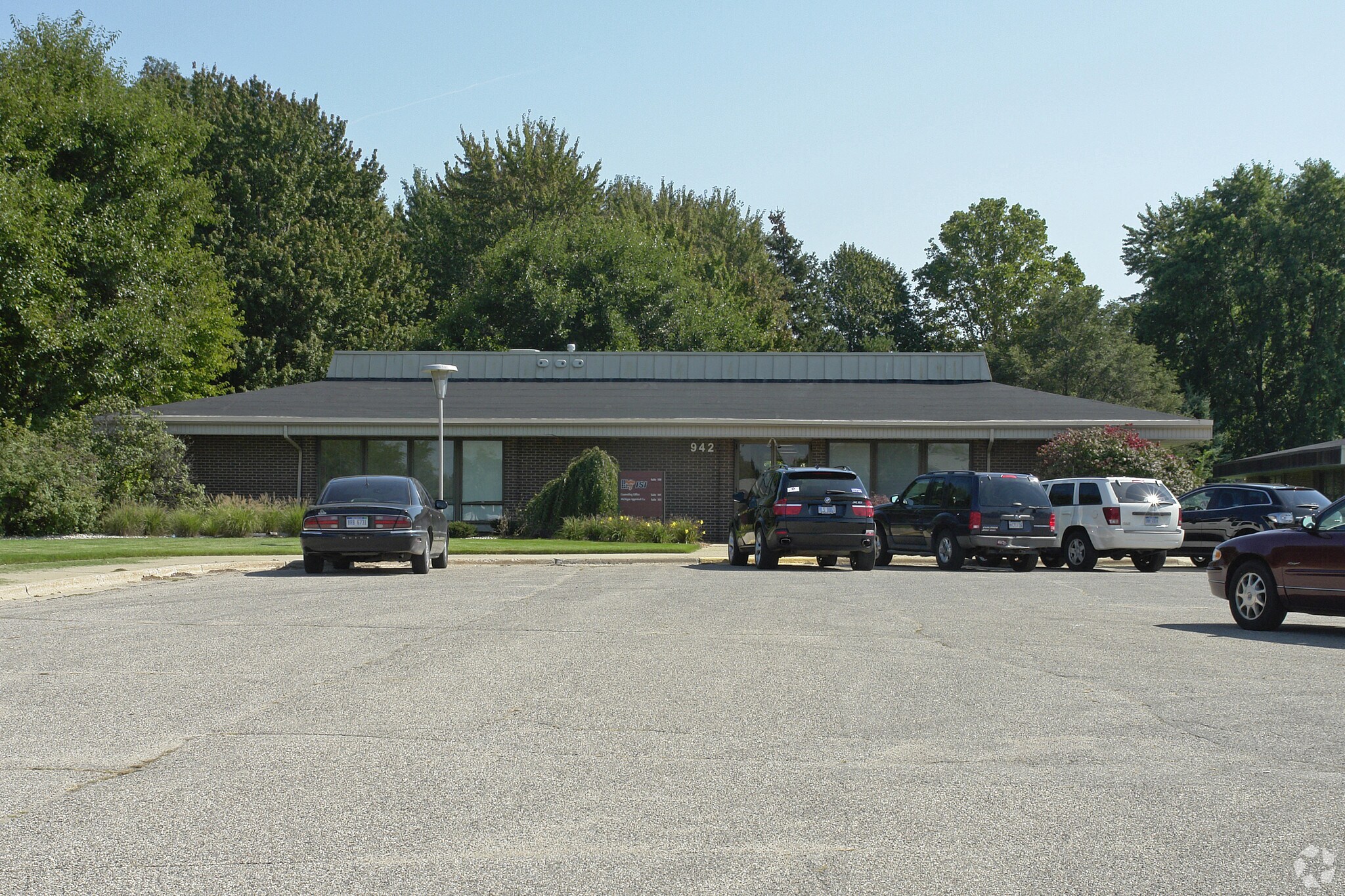 942 52nd St SE, Grand Rapids, MI for sale Primary Photo- Image 1 of 1
