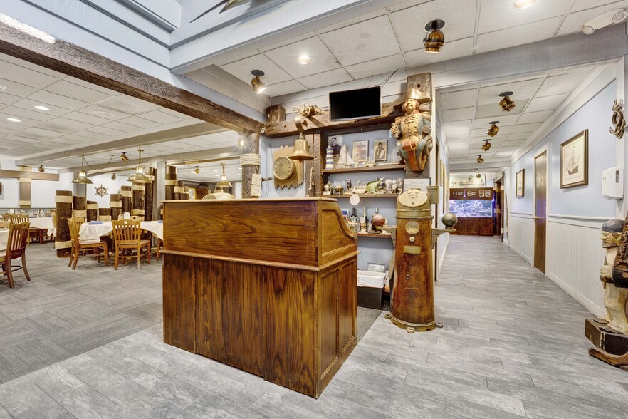 890 E US Highway 45, Mundelein, IL for sale - Interior Photo - Image 3 of 33