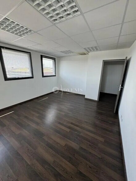 Office in Nîmes for lease - Interior Photo - Image 2 of 10