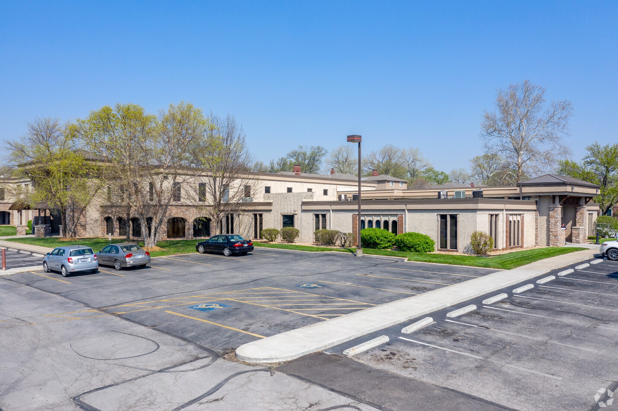 10000 W 75th St, Merriam, KS 66204 Kings Cove Office Park