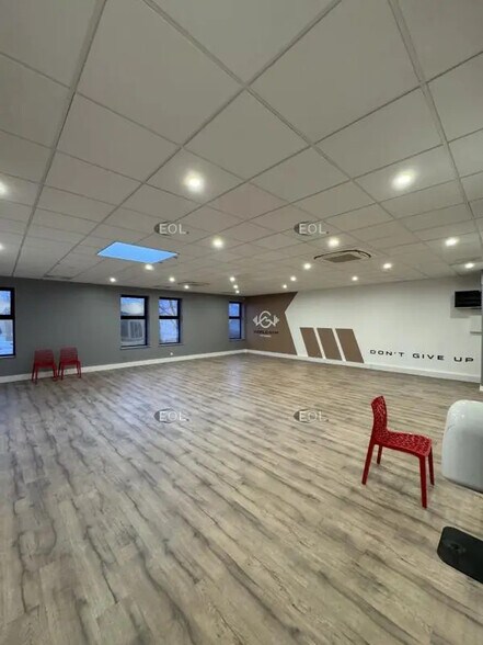 Flex in Champigny-sur-Marne for lease - Interior Photo - Image 3 of 13