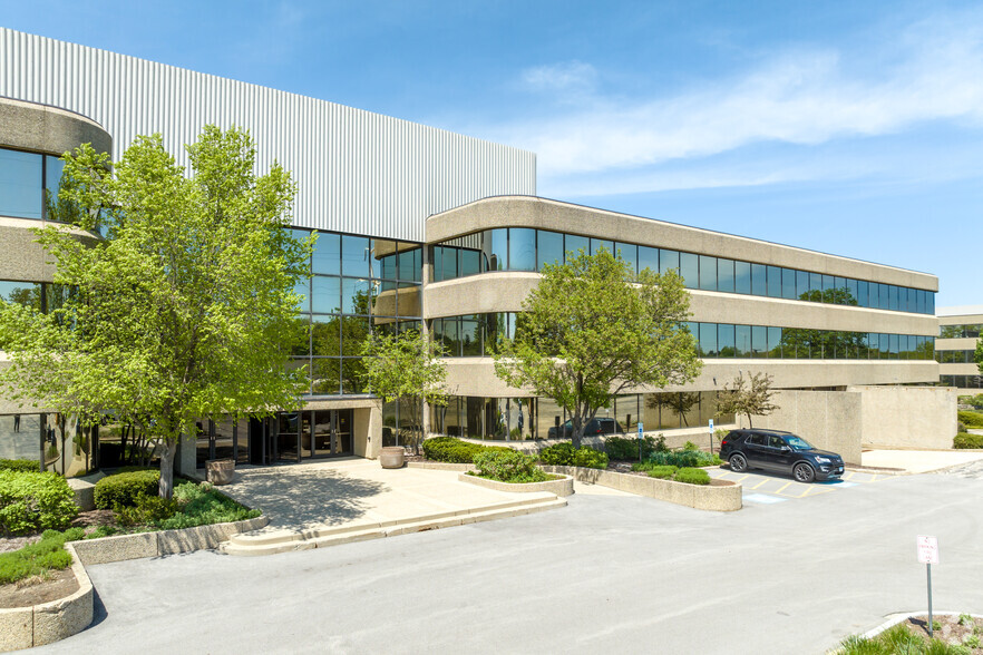 Oak Brook Office Center Portfolio portfolio of 4 properties for sale on LoopNet.com - Primary Photo - Image 2 of 3