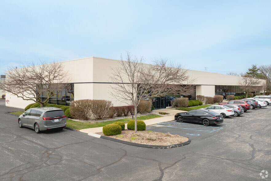 1718-1722 Indian Wood Cir, Maumee, OH for lease - Building Photo - Image 2 of 8