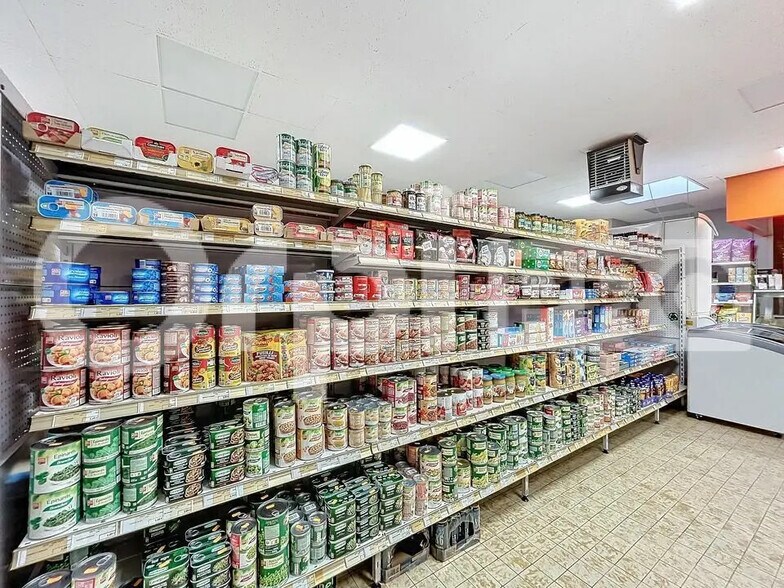 Retail in Clermont for sale - Interior Photo - Image 2 of 7