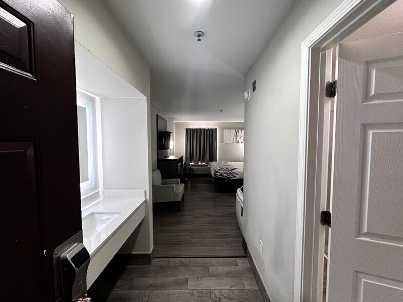 5635 Tillmans Corner Pky, Theodore, AL 36619 Red Roof Inn & Suites