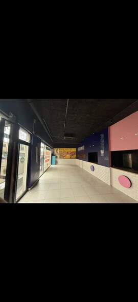 Retail in Saint-Ouen-sur-Seine for lease - Interior Photo - Image 1 of 8