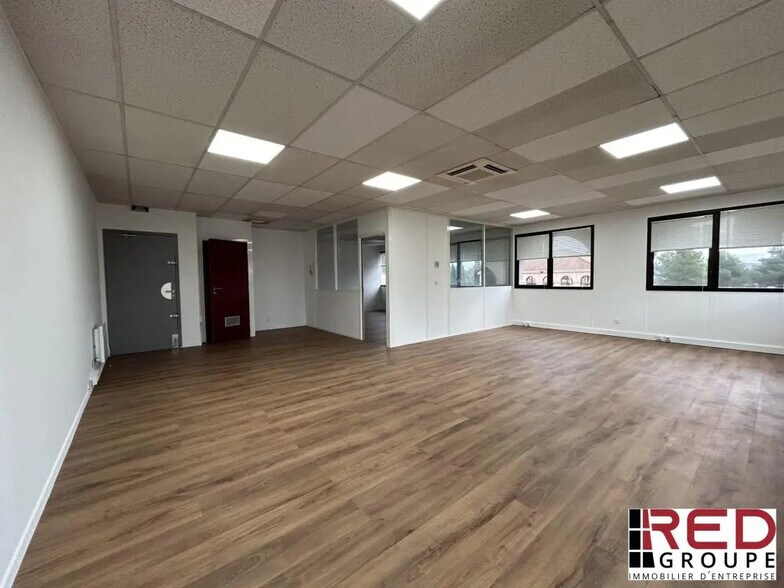 Office in Aix-en-Provence for lease - Building Photo - Image 1 of 4