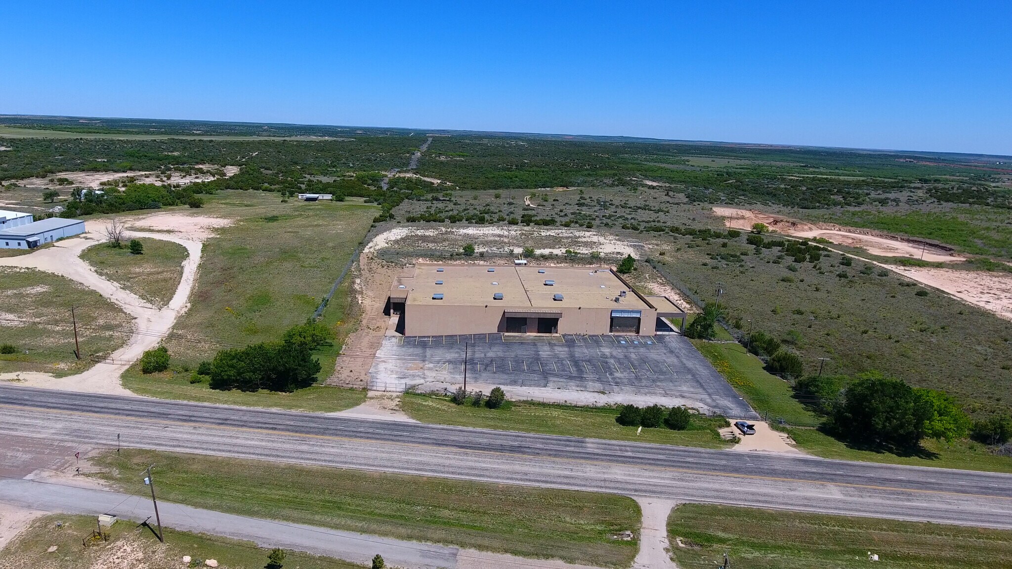 2500 W Broadway St, Sweetwater, TX, 79556 Light Distribution Property