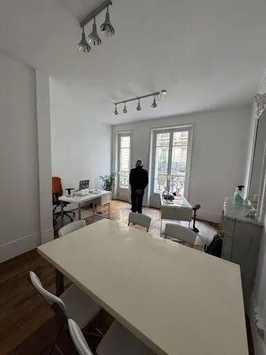 4 Rue Pétrelle, Paris for lease - Interior Photo - Image 2 of 5