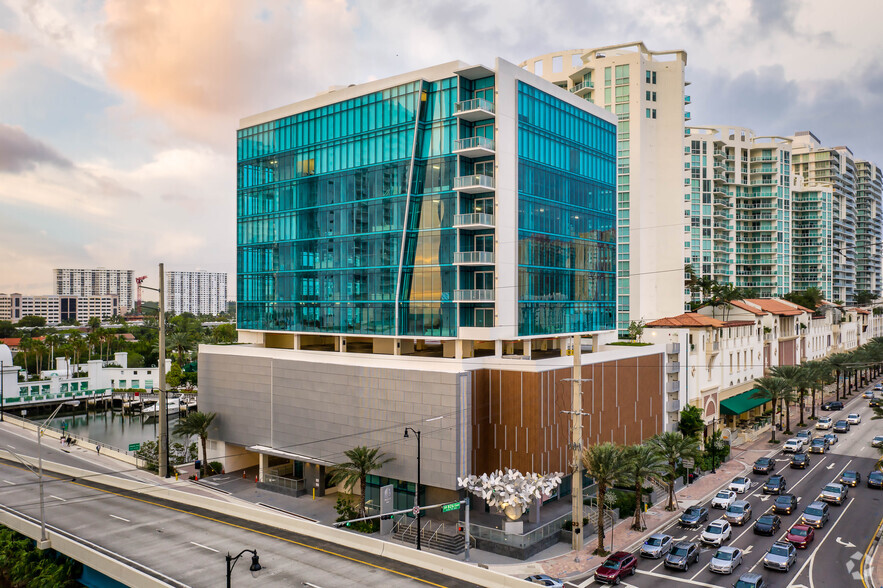 16690 Collins Ave, Sunny Isles Beach, FL for lease - Building Photo - Image 1 of 23