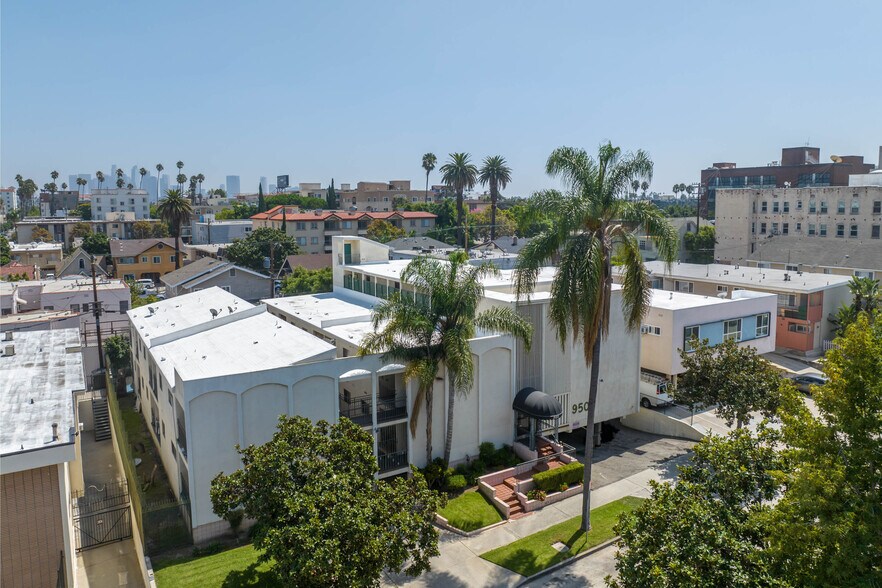 950 S Gramercy Pl, Los Angeles, CA for sale - Building Photo - Image 2 of 8