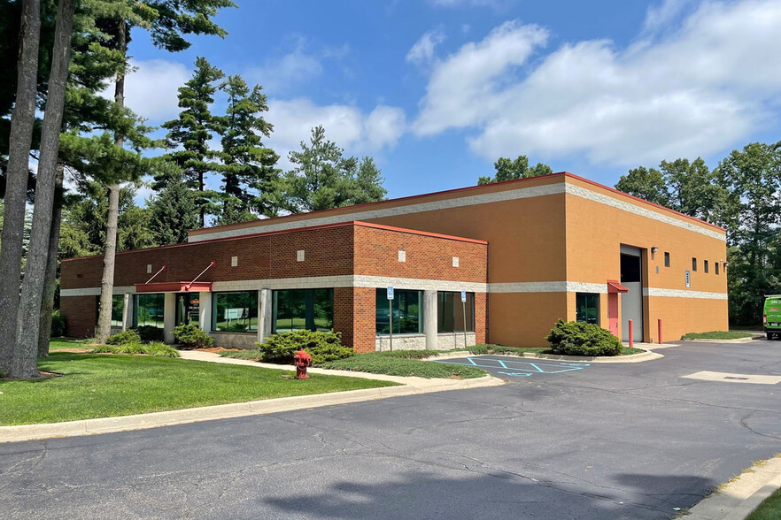 4077 Pioneer Dr, Commerce Township, MI for lease - Building Photo - Image 1 of 5