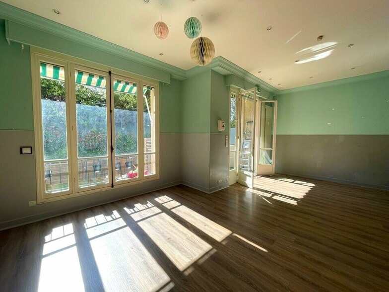 Office in Nice for lease - Building Photo - Image 2 of 7