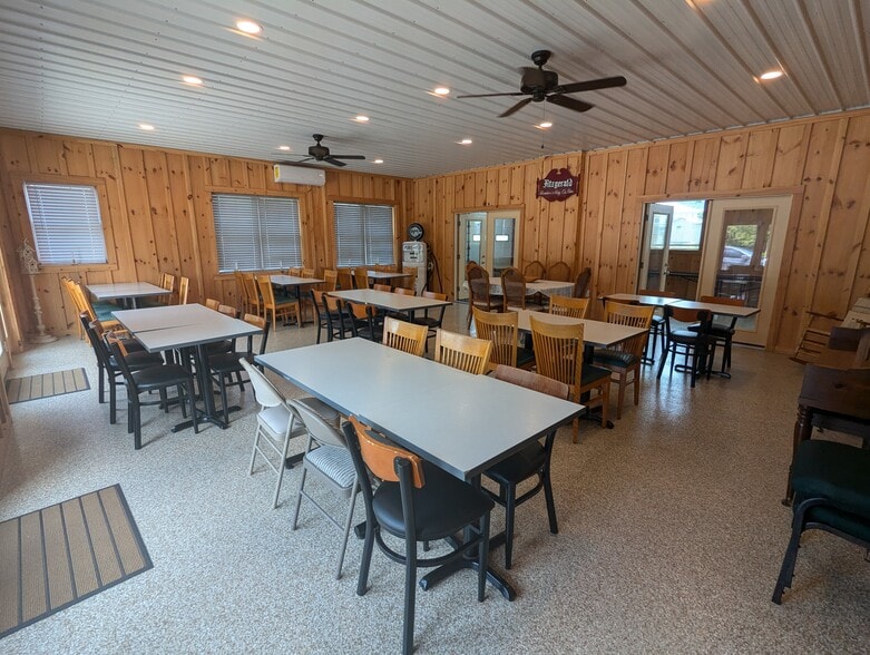 562 W 29th St, Buena Vista, VA for sale - Interior Photo - Image 2 of 18