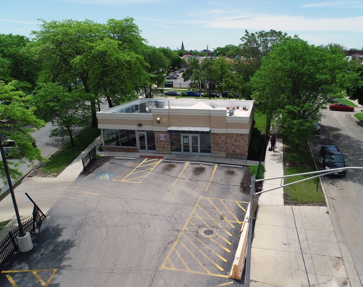 6740 N Ridge Blvd, Chicago, IL for lease - Primary Photo - Image 1 of 11