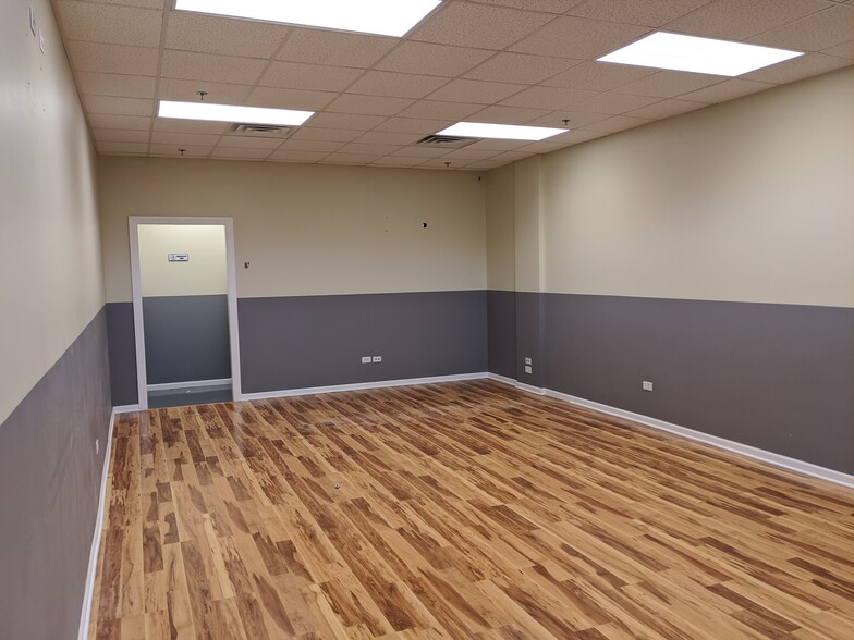 815-829 Campus Dr, Joliet, IL for lease - Interior Photo - Image 3 of 10