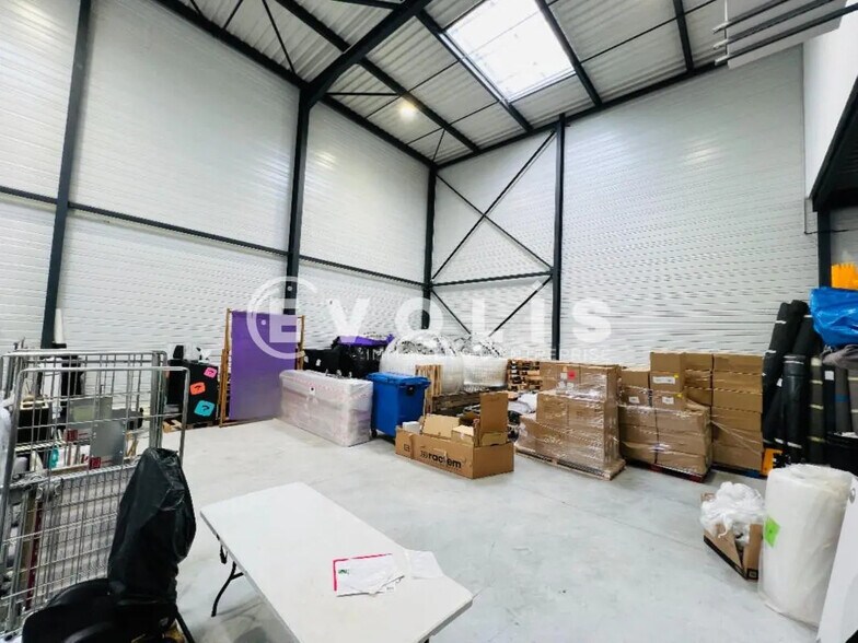 Flex in Vaires-sur-Marne for lease - Interior Photo - Image 1 of 6