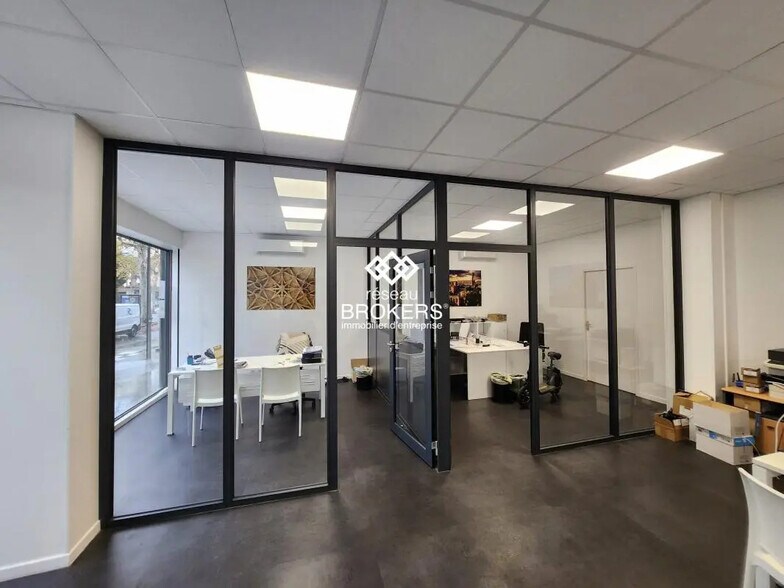 Retail in Albi for lease - Interior Photo - Image 2 of 3