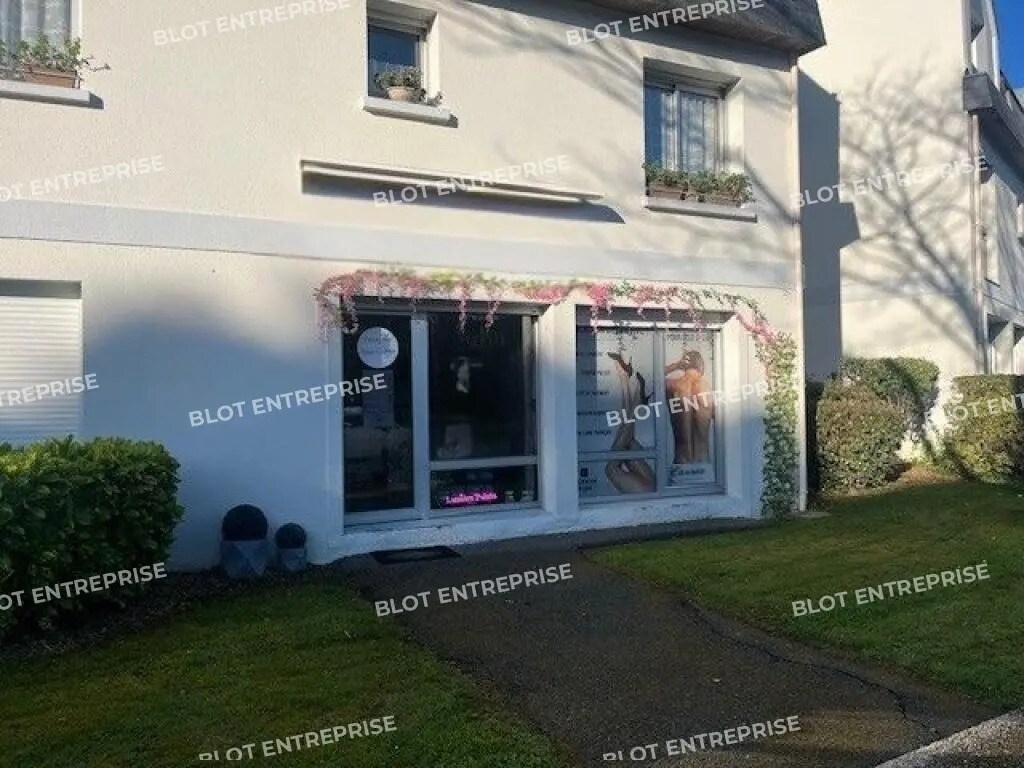Retail in Saint-Avé for lease Building Photo- Image 1 of 5