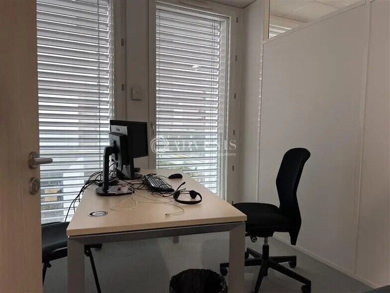 Office in Lyon for lease - Building Photo - Image 1 of 12