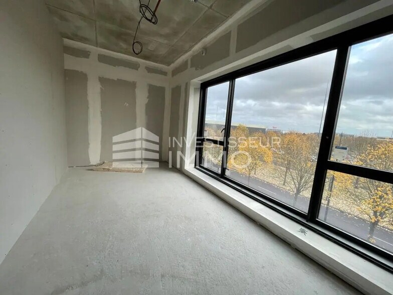 Office in Lieusaint for lease - Interior Photo - Image 2 of 2