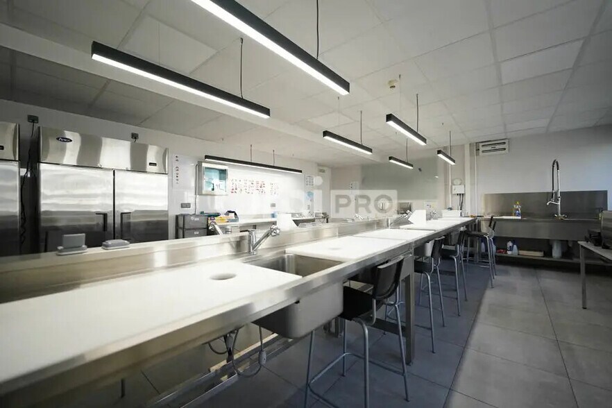 Office in Villeurbanne for lease - Interior Photo - Image 3 of 4