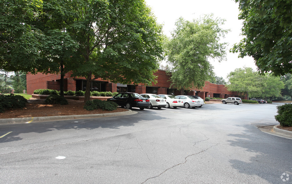 5600 Oakbrook Pky, Norcross, GA for lease - Primary Photo - Image 1 of 10