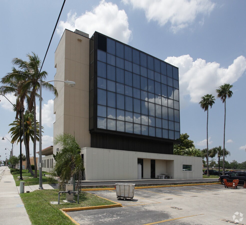 2133 Winkler Ave, Fort Myers, FL 33901