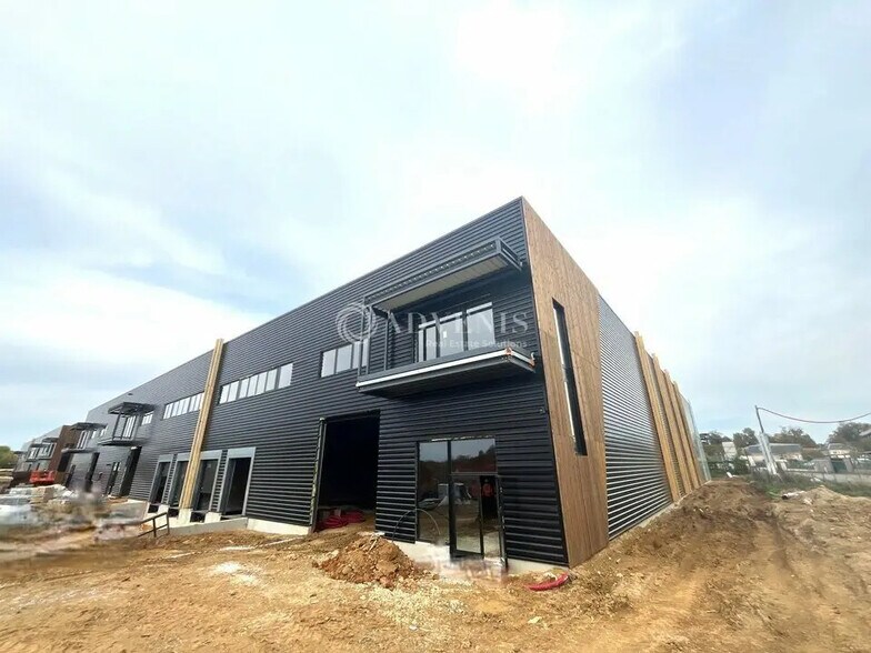 Flex in La Queue-en-Brie for lease - Building Photo - Image 1 of 8