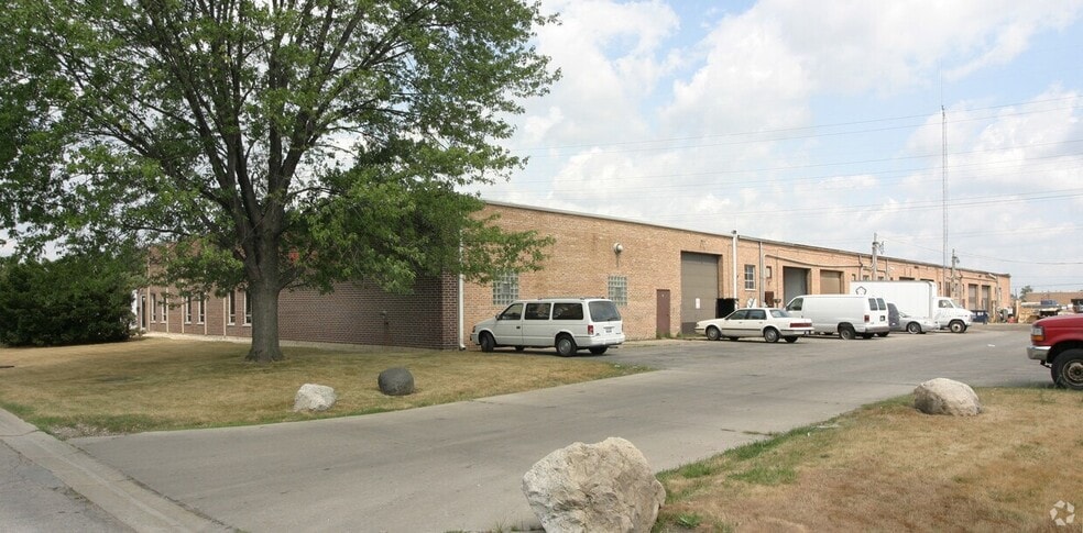 1740 W Cortland Ct, Addison, IL for lease - Building Photo - Image 2 of 7