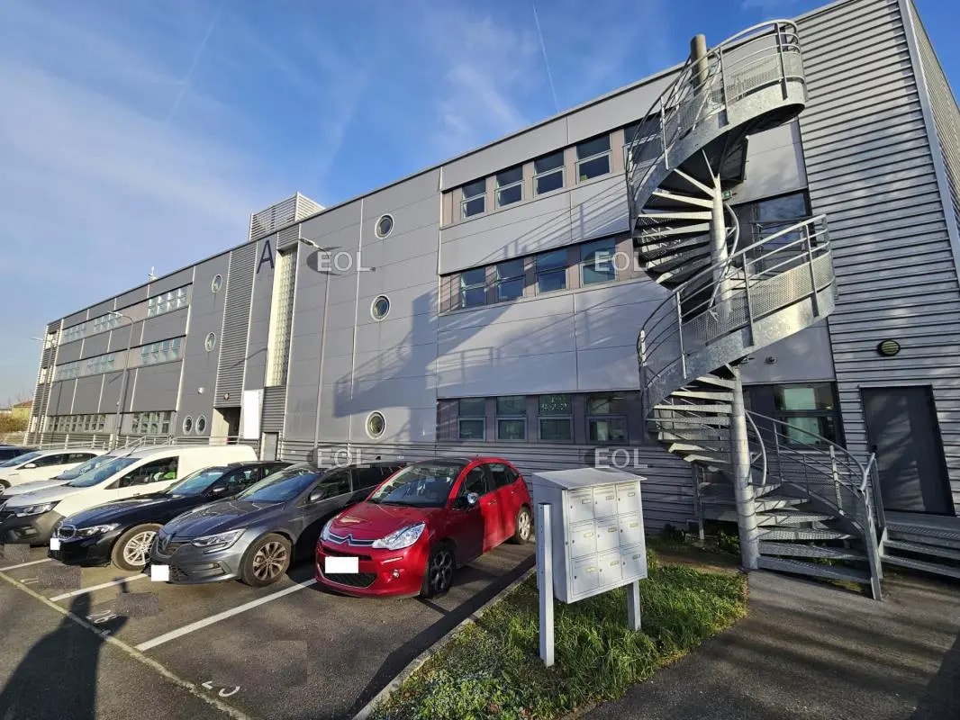 Office in Ivry-sur-Seine for lease Building Photo- Image 1 of 12