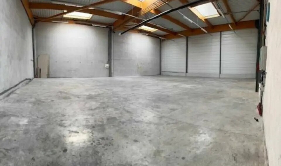 Flex in La Verpillière for lease - Interior Photo - Image 3 of 6