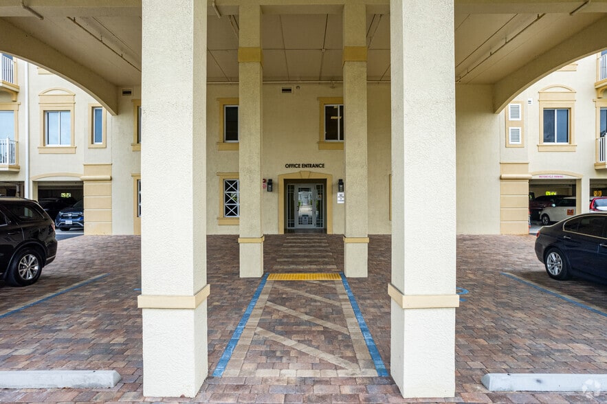 1110 Pine Ridge Rd, Naples, FL for sale - Building Photo - Image 2 of 16