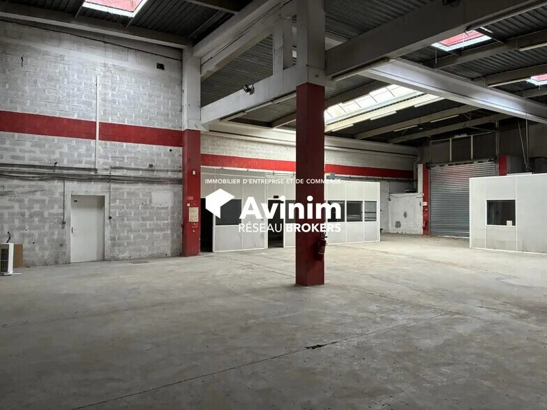 Industrial in Vitrolles for lease - Building Photo - Image 1 of 9
