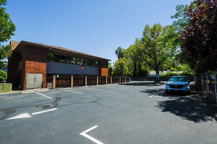 1945 Shasta St, Redding, CA for lease - Building Photo - Image 3 of 11