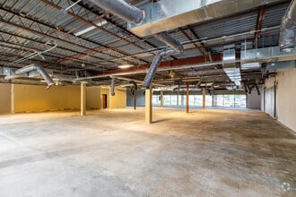 622 N 108th Ct, Omaha, NE for lease Interior Photo- Image 2 of 4