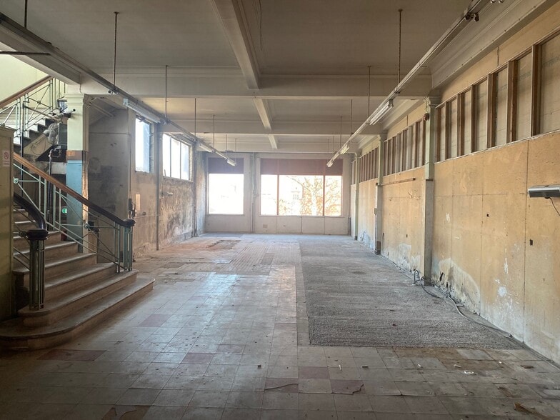 215 Gorton Rd, Stockport for lease - Interior Photo - Image 3 of 17