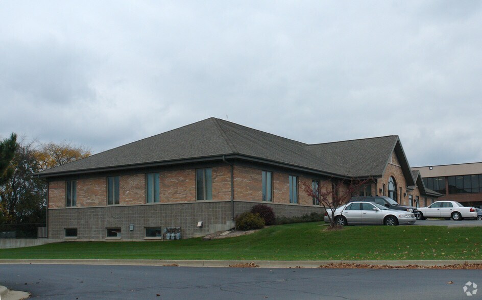 338 Memorial Dr, Crystal Lake, IL for sale - Primary Photo - Image 1 of 1