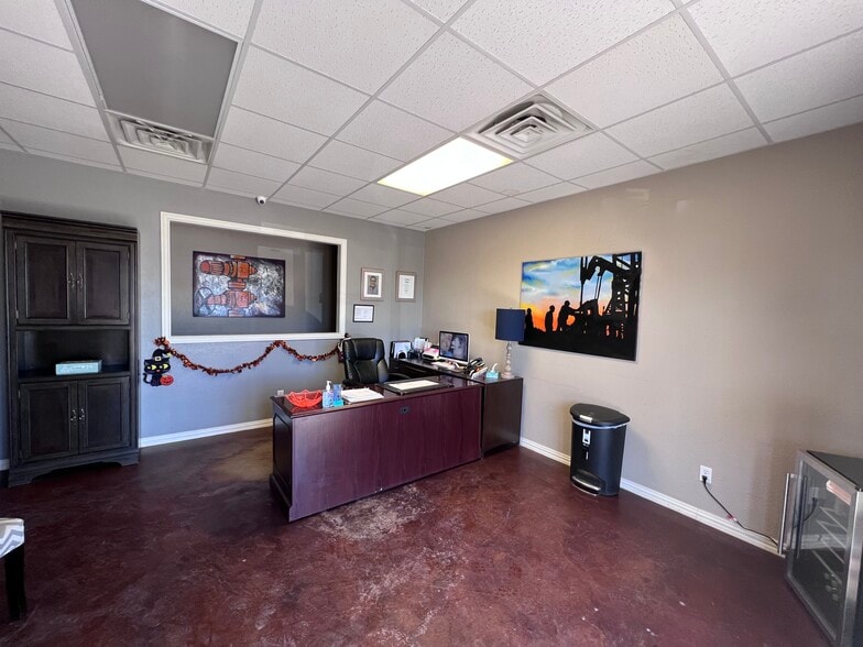 2741 E Pearl St, Odessa, TX for lease - Building Photo - Image 2 of 10
