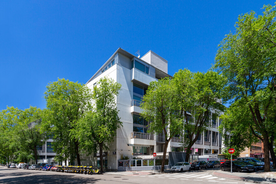 Calle De Julián Camarillo, 47, Madrid, Madrid for lease - Building Photo - Image 3 of 3