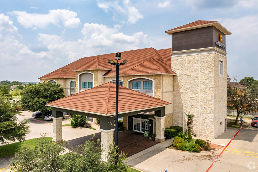 880 Harbor Lakes Dr, Granbury, TX for sale - Primary Photo - Image 1 of 1