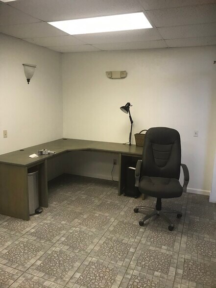 7465 Commercial Cir, Fort Pierce, FL for lease - Interior Photo - Image 3 of 22