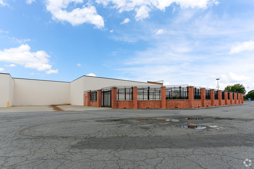 JW Clay Blvd, Charlotte, NC for lease - Building Photo - Image 3 of 16