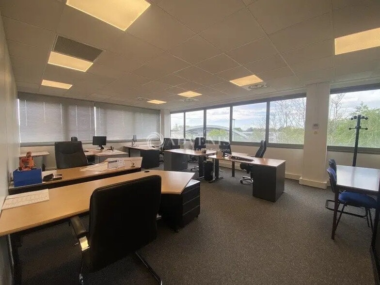 Office in Poissy for lease - Interior Photo - Image 2 of 12