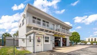 250 NE 44th St, Oakland Park FL - Drive Through Restaurant