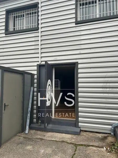 Retail in Venelles for lease Building Photo- Image 1 of 8