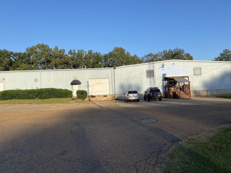 216 Industrial Dr, Ridgeland, MS for lease - Building Photo - Image 2 of 5